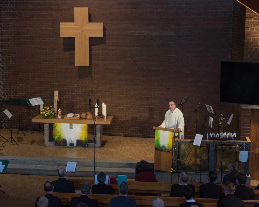 Der Sing- und Flötenkreis der Johannesgemeinde, sowie der Bühler Posaunenchor und die Band gestalten musikalisch den Gottesdienst.